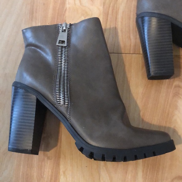 Gorgeous dark taupe boots - Picture 2 of 10